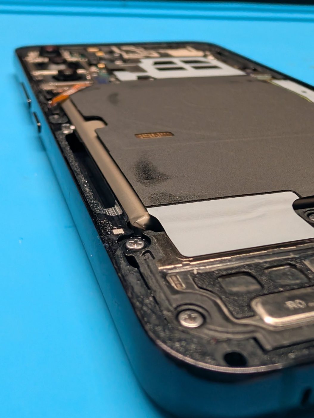 Avant réparation Samsung S22 — La batterie est gonflée par rapport à une batterie neuve.