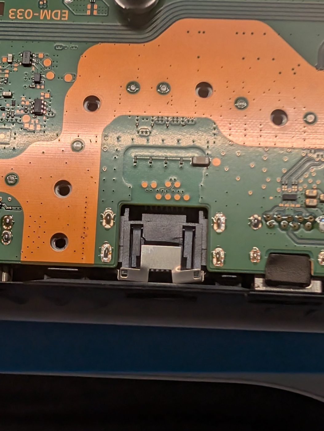 Avant réparation Sony Playstation 5 — Port RJ45 plié et cassé
