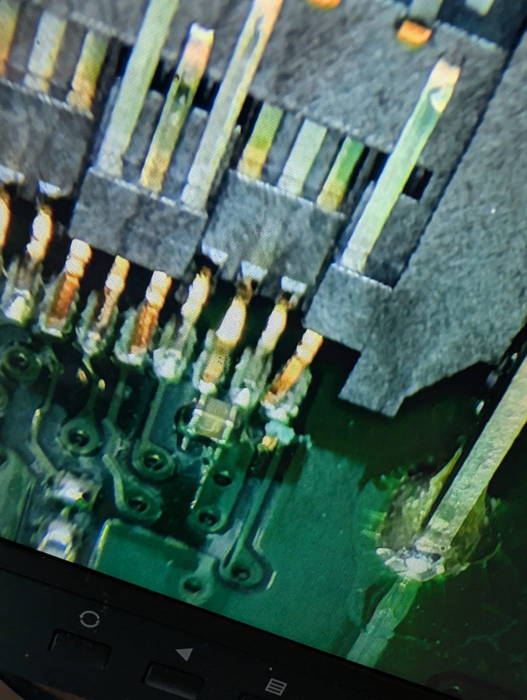 Avant réparation Sony PlayStation 5 — Pin droite tordu