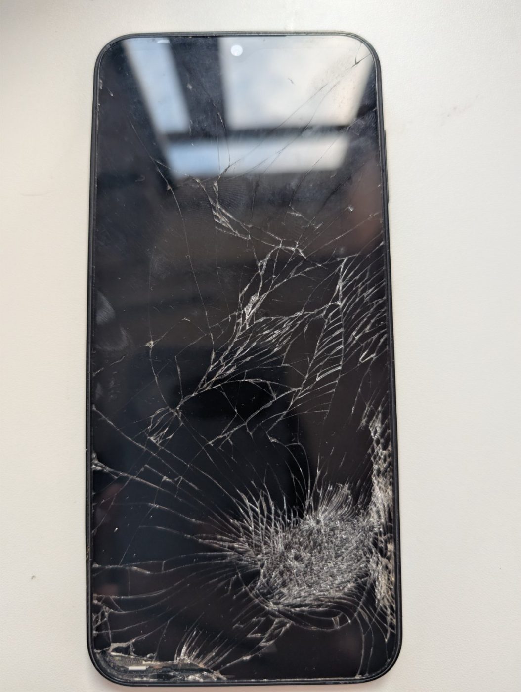 Avant réparation Samsung Galaxy A14 — Écran fissuré et non fonctionnel