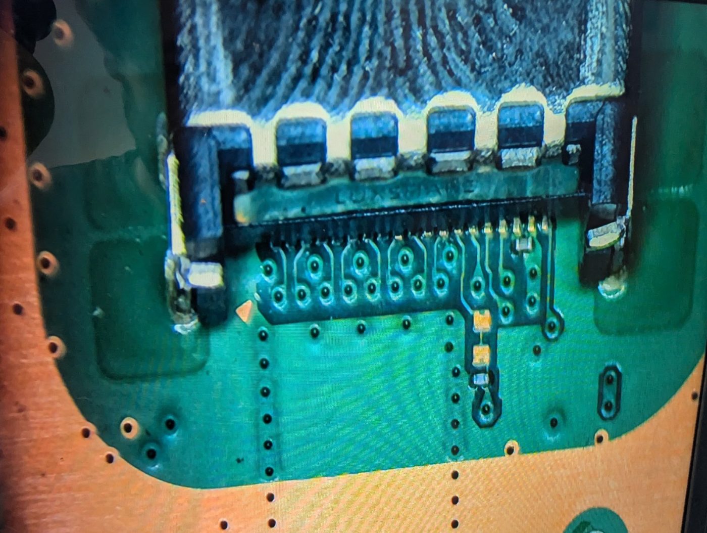 Avant réparation Sony PlayStation 5 — HDMI non fonctionnel suite au désalignement des pattes du connecteur.